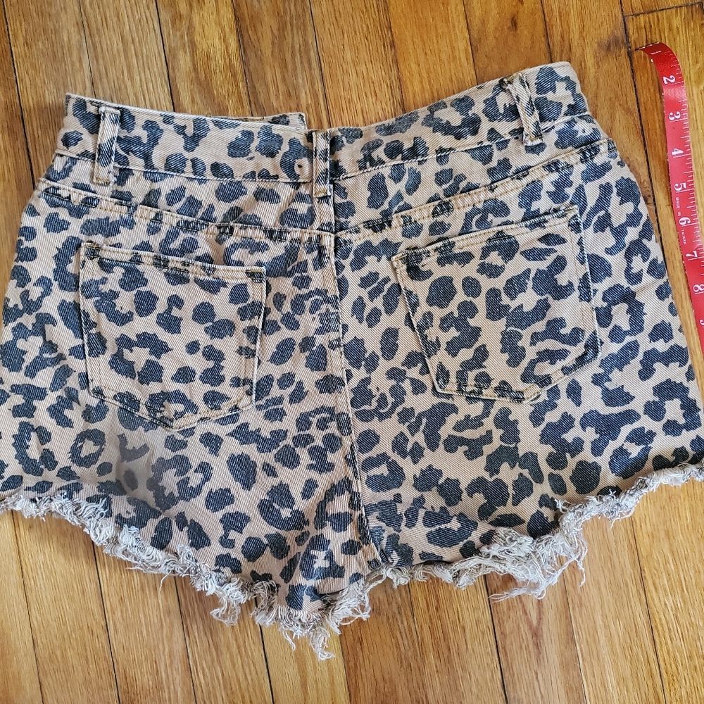 Stylish Leopard Print Women Shorts - Picture 3 of 4